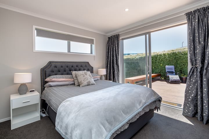 ห้องนอน 2 (เตียงควีนไซส์)