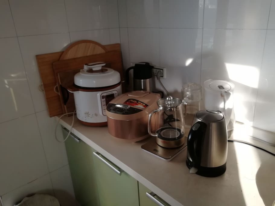 厨房:炒锅,蒸锅,电饭煲,电磁炉,微波炉,养生壶,高压锅,电热水壶,冰箱,吸油烟机,烟雾报警器。