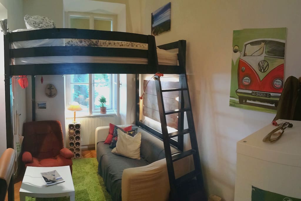 Gemütliches Zimmer mit Hochbett/cozy room with higher sleeper