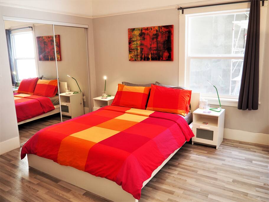 Queen bed with large mirror closet