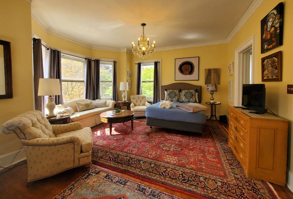 Airbnb Elegant, spacious studio apt in historic mansion