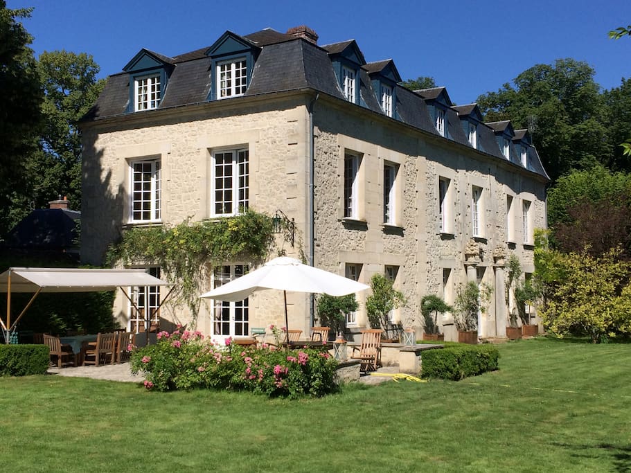 Terrasse ensoleillée pour déjeuner dehors ou prendre l'apéritif