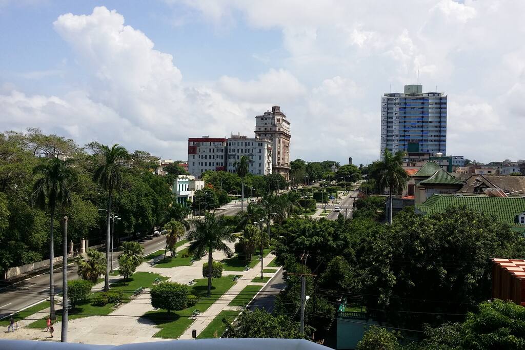 calle de subida a la avenida 23, donde puedes tomar camino hacia cualquier lugar, pues estamos en el centro del vedado