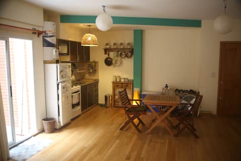 Anuncio de Airbnb popular: STUDIO WITH PATIO SUPER QUIET AND WARM! en Parque Patricios
