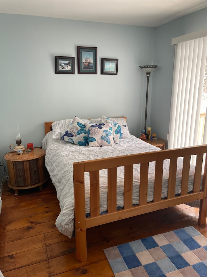 Lit double dans la chambre au rez-de-chaussée avec beaucoup d'espace pour préparer le pack et jouer si nécessaire 