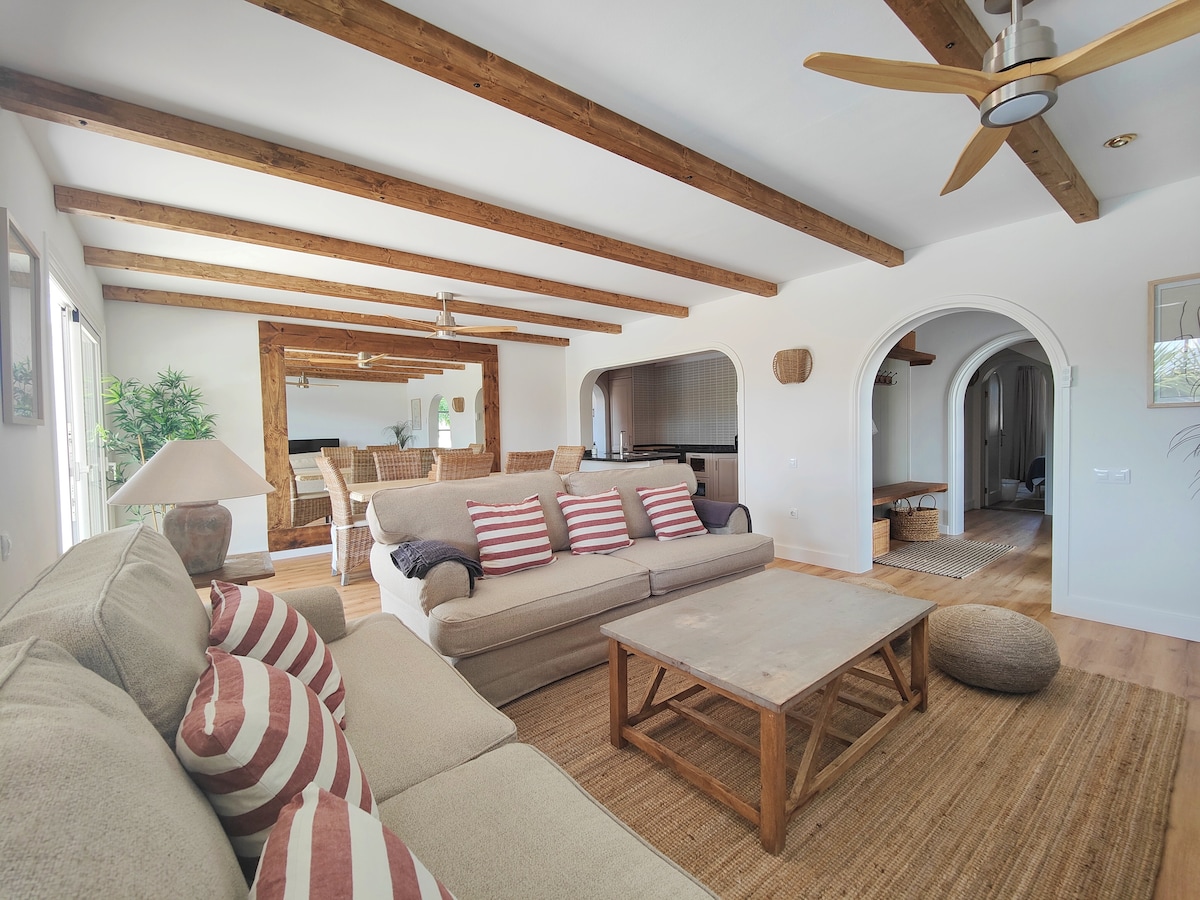 Top Airbnb: No 14 is a 5-Star Luxury Villa with Heated Pool! en La Oliva