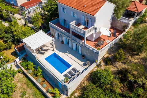 Popular Airbnb listing: Kate-Seven Bedroom Villa with Pool and Sea View in Šipanska Luka
