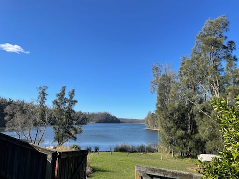 New 1 bedroom Cottage right on Lake