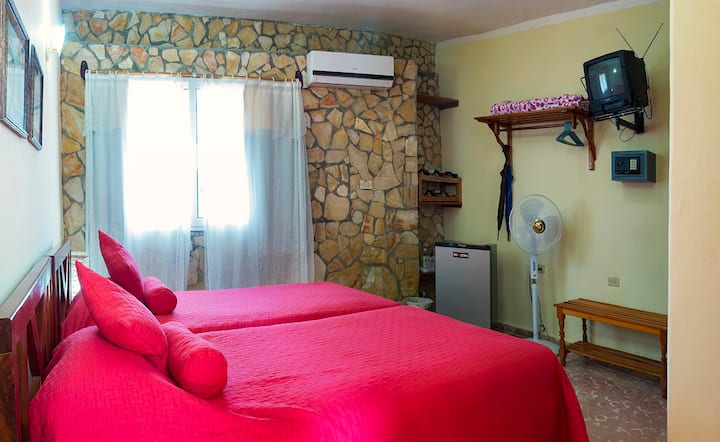 一号房。房间位于房子的一层。