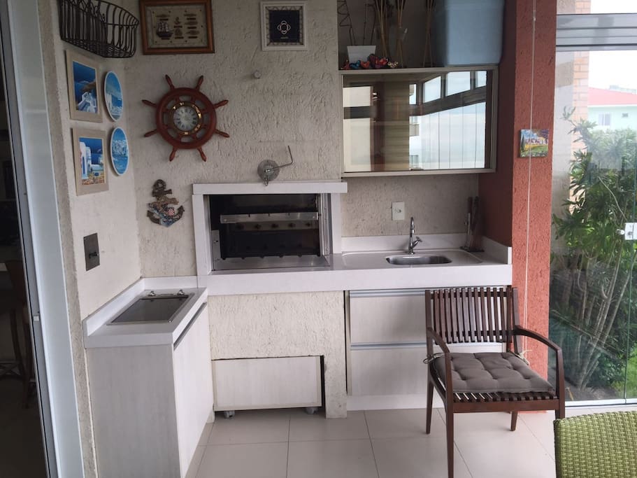 FOTO DA CHURRASQUEIRA DO APARTAMENTO 4001, VILA 4, DO CONDOMÍNIO COSTÃO DAS GAIVOTAS, NA PRAIA DO SANTINHO. O APARTAMENTO É TÉRREO, DE FRENTE PARA UMA PISCINA E COM VISTA TOTAL DO MAR. O APARTAMENTO POSSUI TRÊS SUITES.