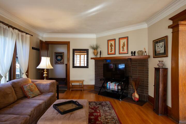 Fabulous Uptown 7BR, 2BA Location, Location! gallery image 2