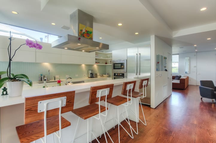 Modern 4 bedroom right off Venice Canals