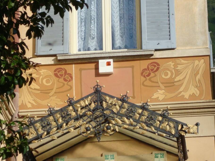 vista di un fregio ornamentale Liberty - altri sono ancora da recuperare, ma...ci arriviamo!