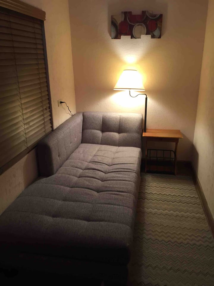 Një hapësirë e vogël për të pushuar ose për të lexuar shumë rehat. 