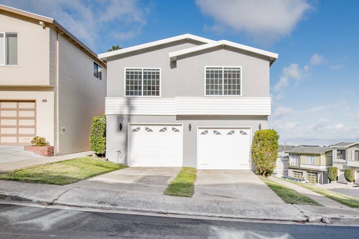 Hilltop Retreat with Panoramic Cityscape Vistas gallery image 3