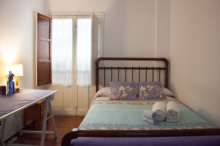 Dormitorio doble luminoso con una amplia cama para dos personas.