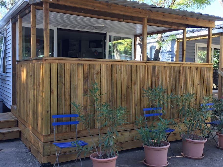 Octobre 2016 - Vue du mobil home et sa terrasse.