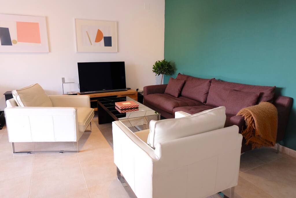 Living room with seating area and access to Netflix