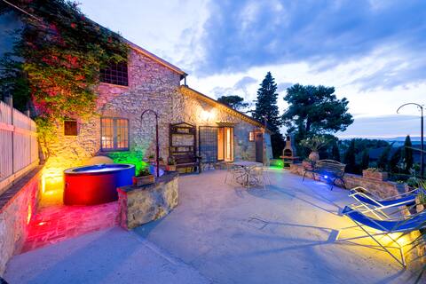 Il Granaio, villa with jacuzzi and pool