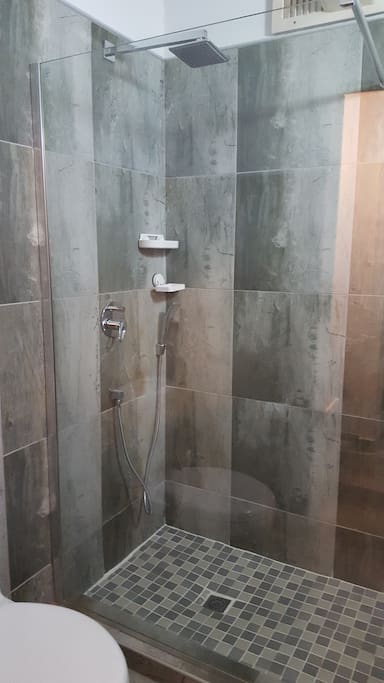 Main en-suite bathroom.