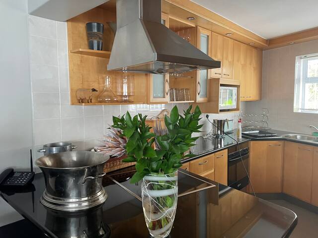 Beautiful 2 bedroomed apt with amazing sea views gallery image 3