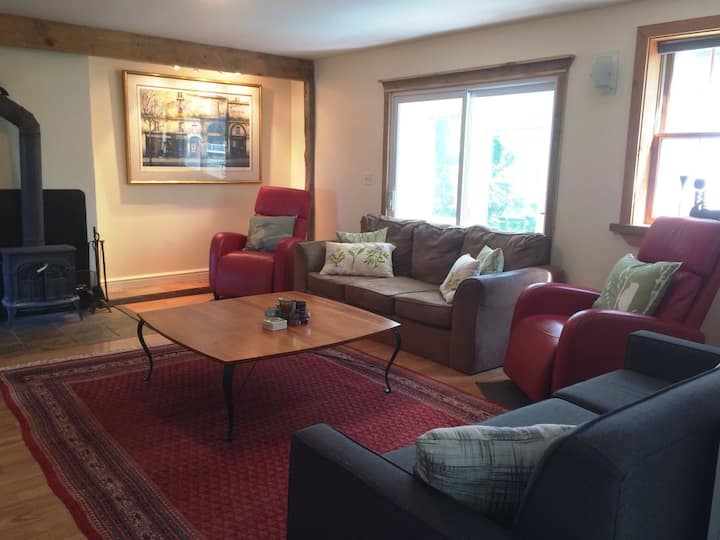 Large Farmhouse. Huge Pool. $1500 Off! - Prince Edward