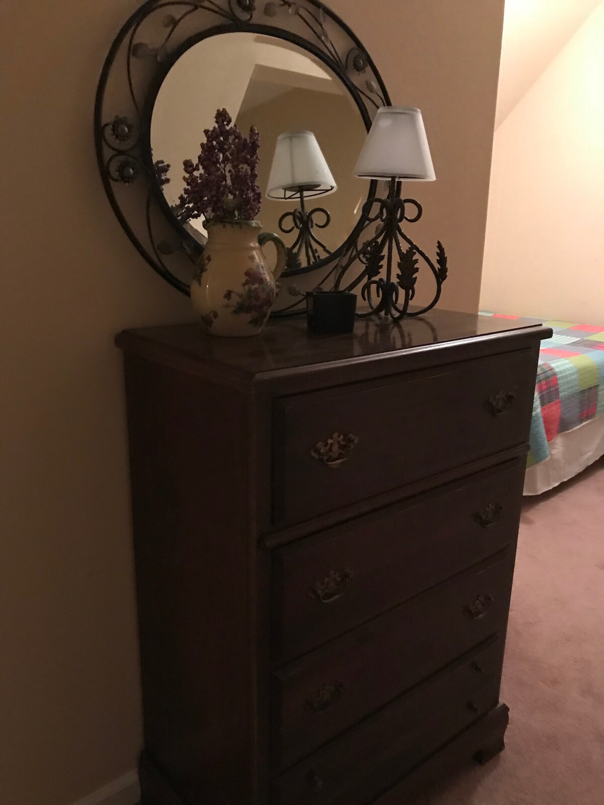 Ზემოთ საძინებელი Queen ‑ ით და საძინებელი.