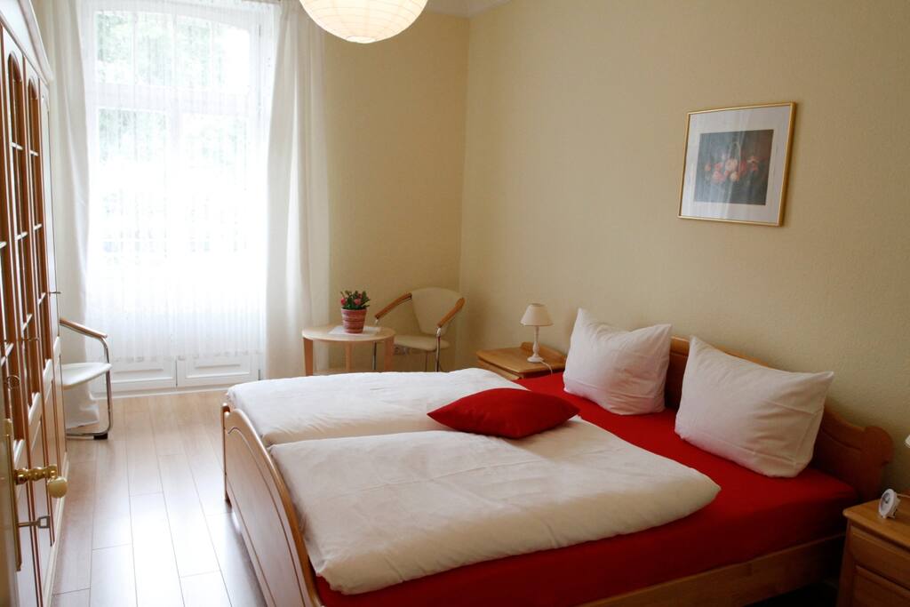 Schlafzimmer 1