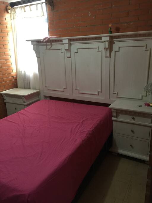 Cama matrimonial con burós,cajonera y zapatera.