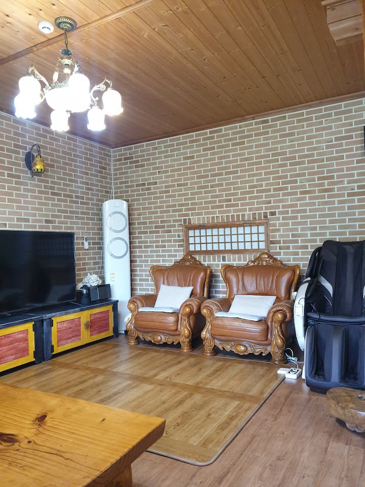 Je to obývačka. Moja obľúbená masážna stolička! S deťmi buďte opatrní.