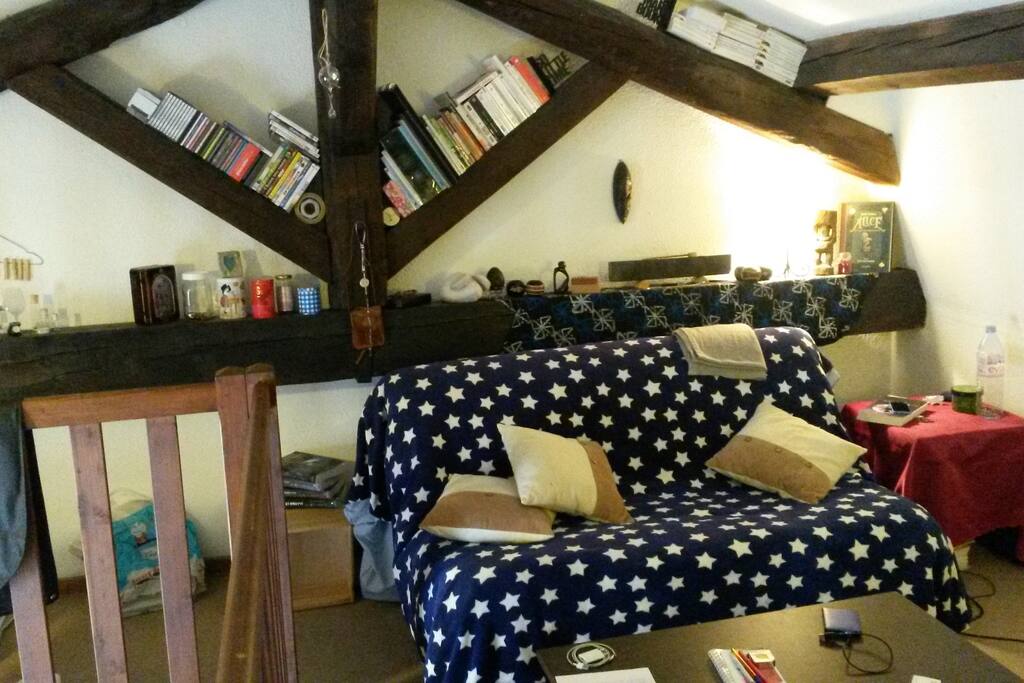 Grand studio cosy en mezzanine sous les toits, canapé lit (BZ)