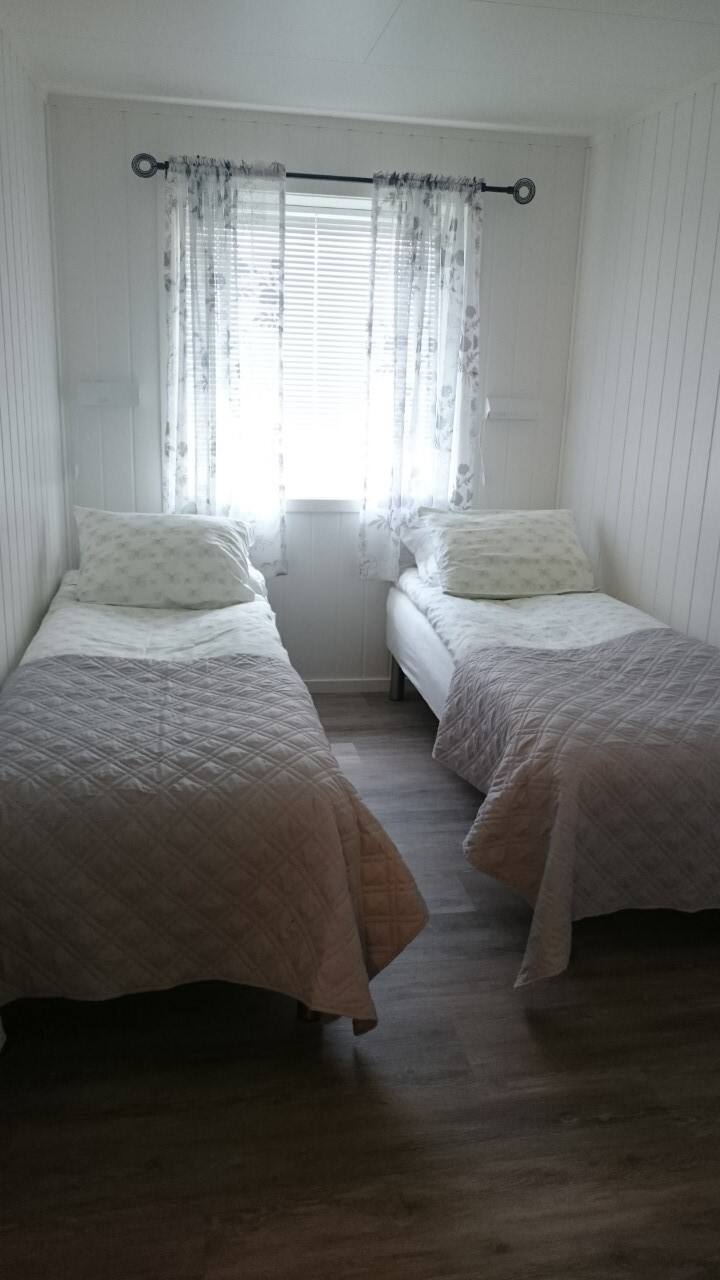 Dormitorio con dos camas individuales.