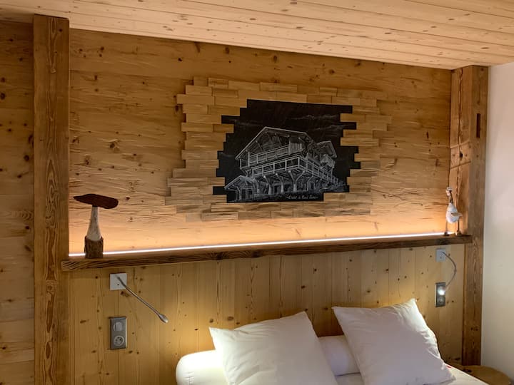 Chalet Du Rond Faing 
од Дејвид Дукартерон 
на плочи
во спалната соба од тројца 
со приватна бања .