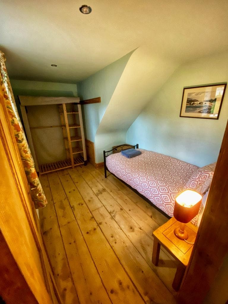 La petite chambre n'est pas si petite ! Nous l'appelons la petite chambre car elle ne dispose que d'un lit simple. 