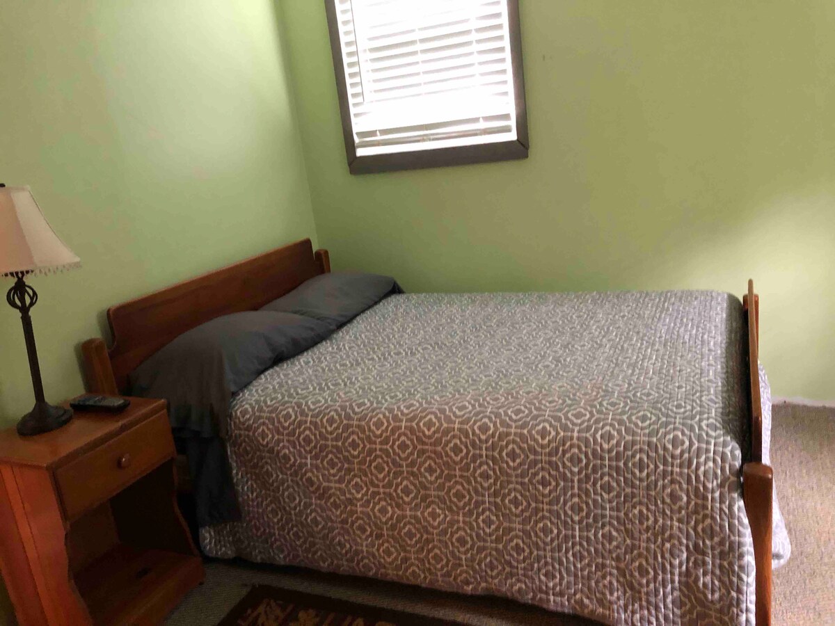 سرير بالحجم الكامل مع تلفزيون. خزانة لملابسك. بطانيات في خزانة الملابس لاستخدامك.