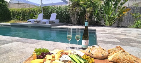 Private villa in Moshav Emek Hama 'ayanot with a yard and a private pool