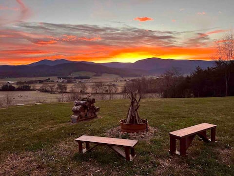 Luray Mountain Home: Hot Tub, Game Room, Firepit!