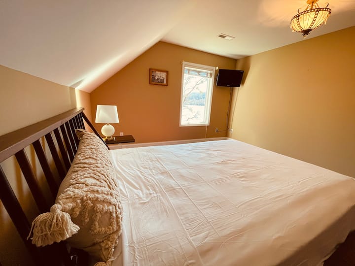 2nd queen bedroom with views of the Tennessee River