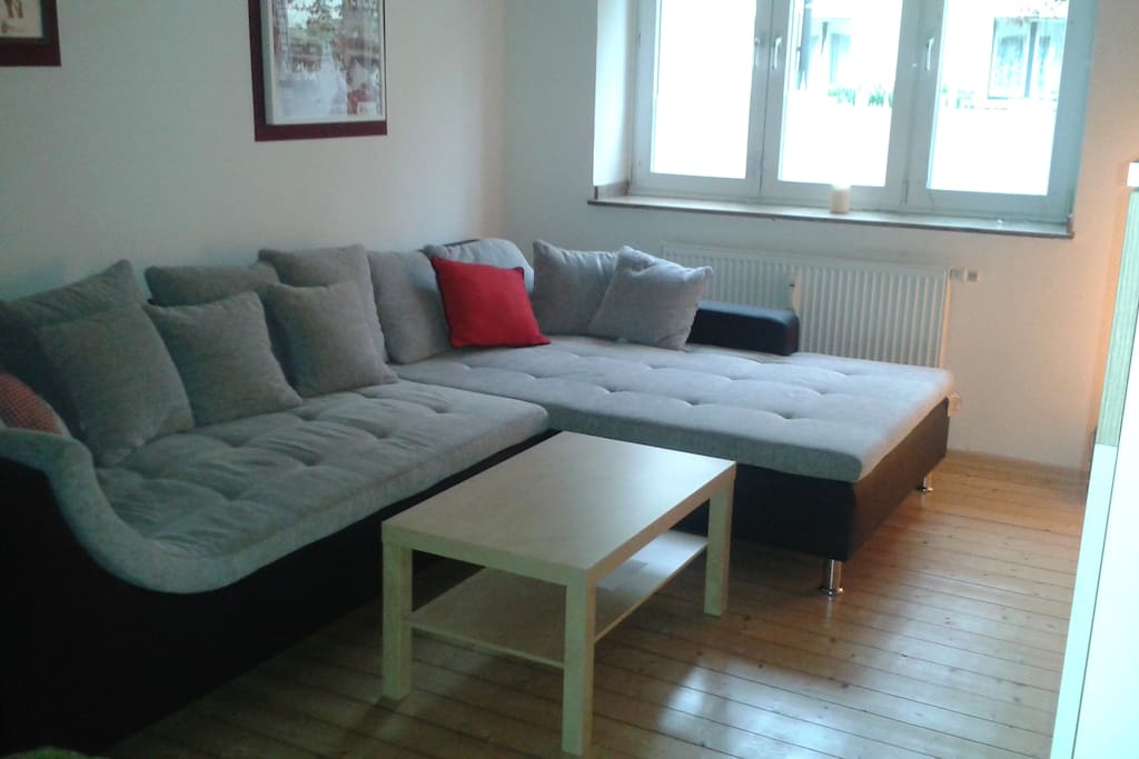 Große gemütliche Couch mit Schlaffunktion auf Ottomane 1,20x2,00