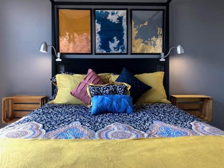 מקלט לשינה עם מיטת קווין סייז ומנורות קריאה.