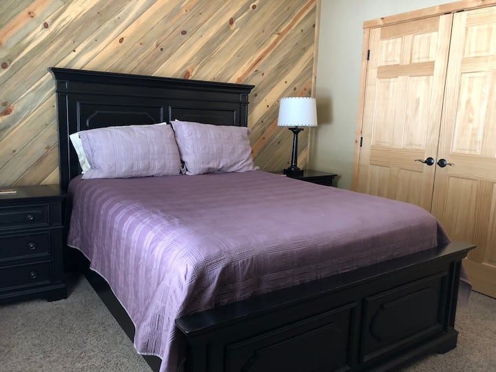 1st Floor Queen Bedroom