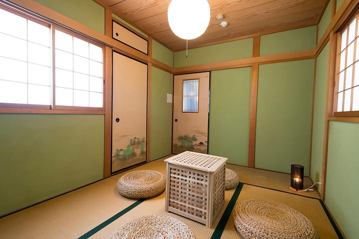 Traditional Japanese-style tatami room.
A calm and relaxing space, perfect for resting or enjoying a unique cultural experience.
Located on the second floor.

伝統的な和室（畳の部屋）です。
落ち着いた雰囲気で、リラックスや日本文化の体験に最適です。
2階にあります。