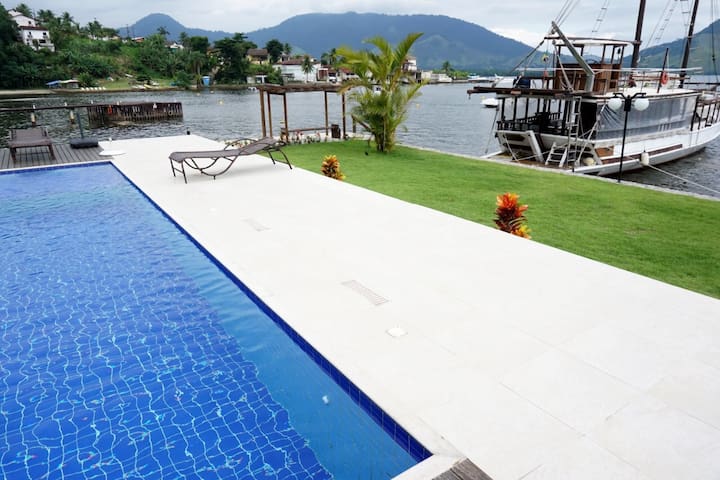 Sua casa fora de casa!! Frente para o mar!!