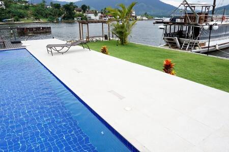 Sua casa fora de casa!! Frente para o mar!!