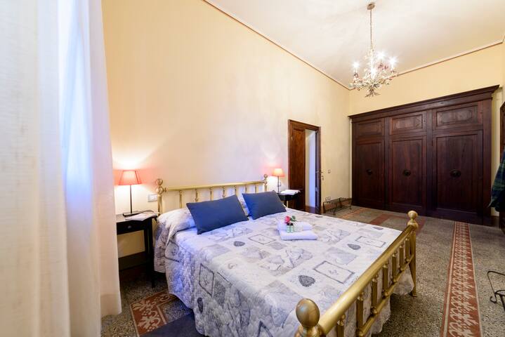 ELEGANT PRIVATE BEDROOM IN SIENA