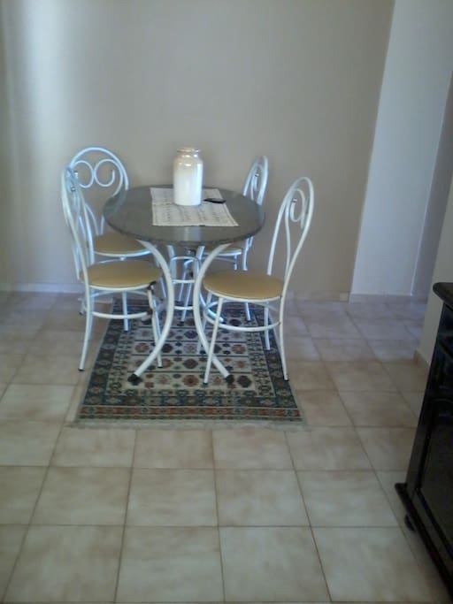 sala com mesa e conjunto de cadeiras