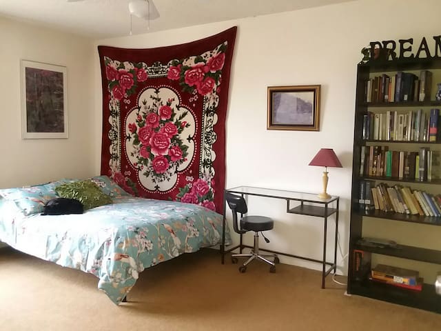 Cozy Bedroom Near Downtown