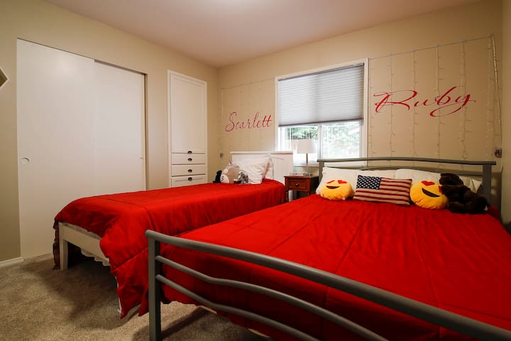 3号卧室配有标准双人床和1张单人床。