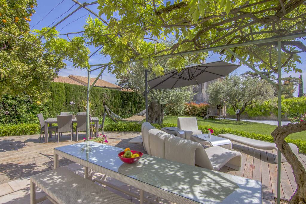 Grande terrasse extérieure aménagée
