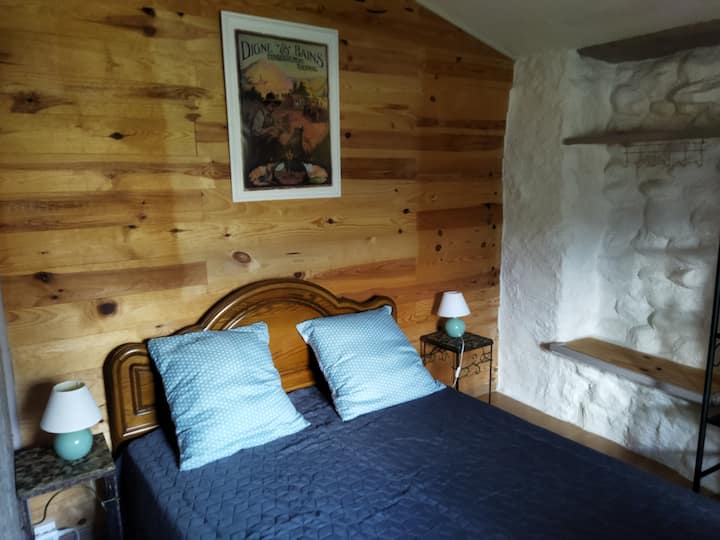 Стая двама души на горния етаж.